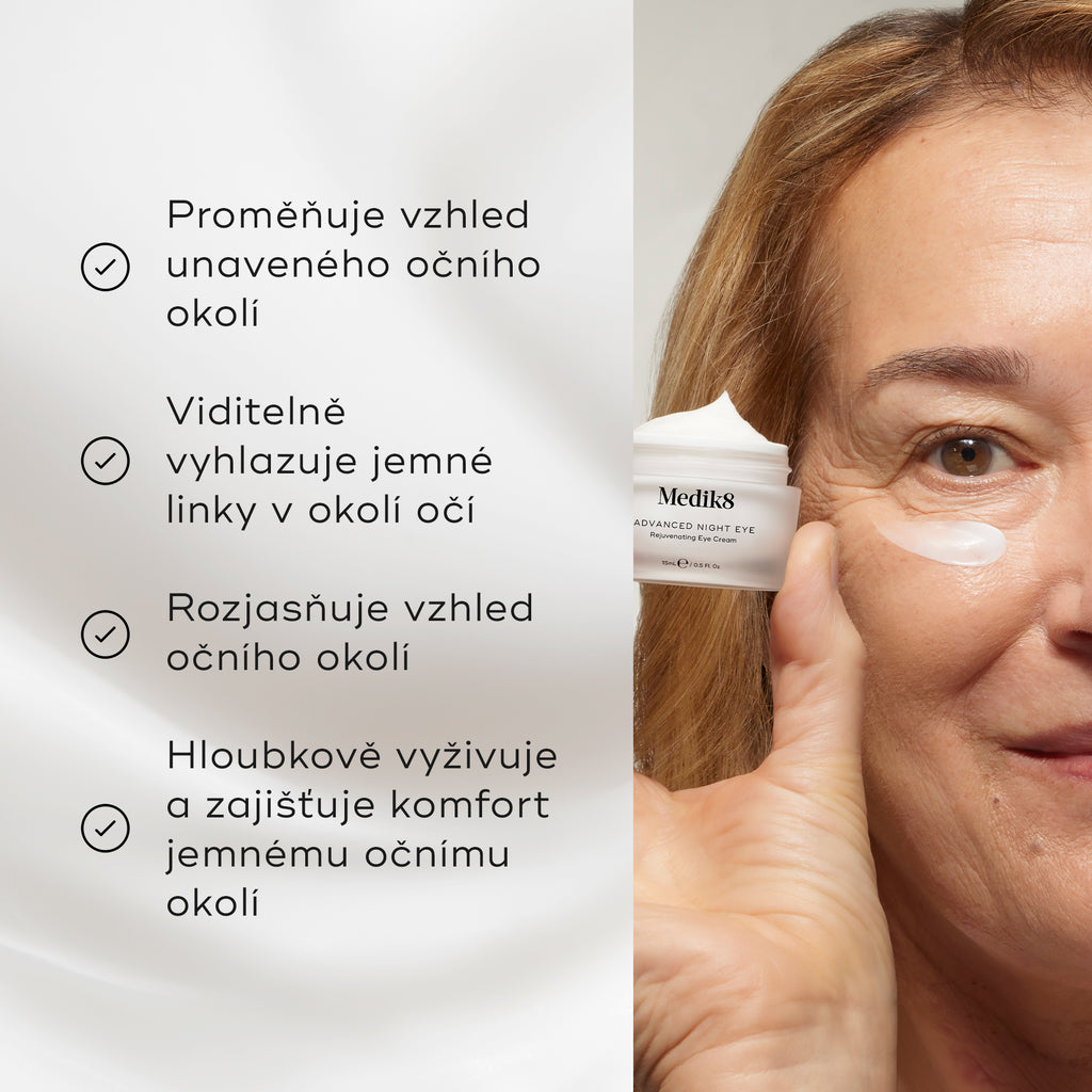 Blondýna drží u obličeje otevřený matný kelímek krému Medik8 Advanced Night Eye. Pod jedním okem má malý tah bílého krému. Etiketa produkt označuje jako „Rejuvenating Eye Cream“ (omlazující oční krém). Scéna je zasazena do čistého bílého pozadí.