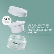 Rozložený pohled na balení denního pleťového krému Medik8 Total Moisture na pozadí v barvě tyrkysové. Je na něm vidět prázdná matná skleněná nádoba ve spodní části, nad ní bílá recyklovatelná náplň obsahující bílý krém a nahoře bílé víčko. Text zdůrazňuje: „VYUŽIJTE VÍCE VLHKOSTI A MÉNĚ ODPADU DÍKY RECYKLOVATELNÉ NÁPLNI“ a kruhový štítek uvádí: „O 94 % MÉNĚ OBALŮ“.