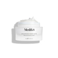 Kelímek krému Medik8 Advanced Night Eye stojí na bílém pozadí s odklopeným víčkem. Uvnitř je viditelný bohatý bílý krém, který zdůrazňuje jeho texturu.