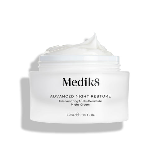 Otevřená dóza Medik8 Advanced Night Restore je zobrazena na čistém bílém pozadí.

Na vrchu je bohatá vrstva bílé krémové textury s jemným špičkovým tvarem, která zvýrazňuje její hladkou a regenerační konzistenci. Černý text na dóze uvádí „Rejuvenating Multi-Ceramide Night Cream“.