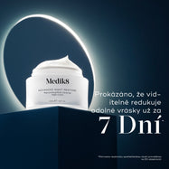 Dóza Medik8 Advanced Night Restore je umístěna na tmavě modrém podstavci s jemně zářícím světelným kruhem v pozadí.

Text uvádí: „Prokázáno, že viditelně redukuje odolné vrásky za 7 dní“* na základě nezávislé spotřebitelské studie.