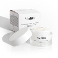 Otevřená dóza Medik8 Advanced Night Restore stojí s bílým víčkem opřeným vedle ní a s krabičkou produktu umístěnou v pozadí.

Obrázek zvýrazňuje bohatou texturu krému a čistý design obalu.