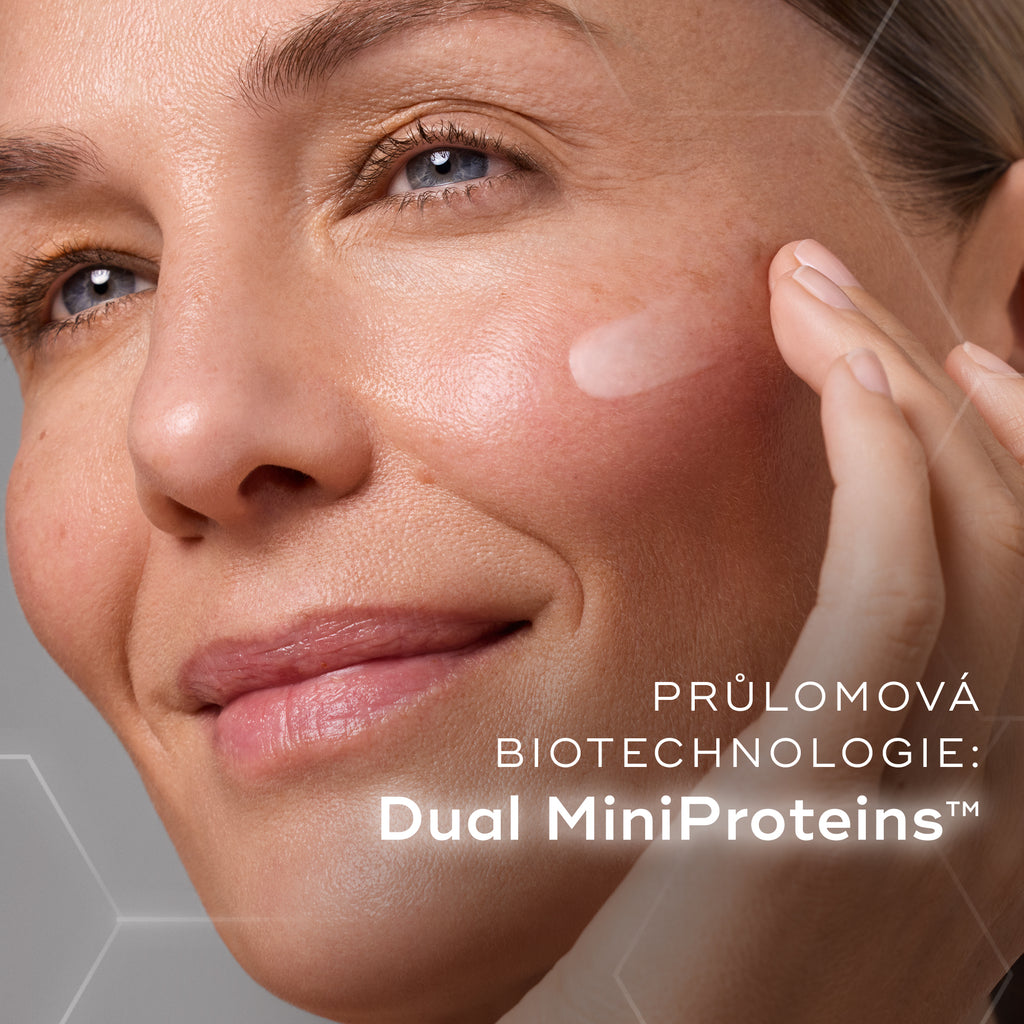 Žena je zobrazena při aplikaci séra Liquid Peptides Advanced MP na tvář.
Text v obraze zvýrazňuje:
PRŮLOMOVÁ BIO-TECHNOLOGIE: Dual MiniProteins™