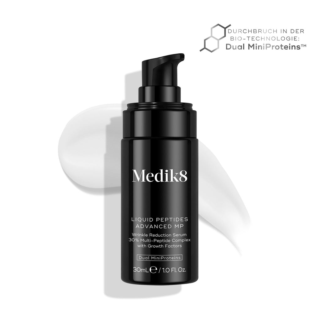 Lahvička séra Medik8 Liquid Peptides Advanced MP je zobrazena na bílém pozadí spolu s oceněními.