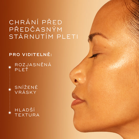 Detailní záběr ženy s rozjasněnou pletí s jednotným tónem a textem, který zdůrazňuje, jak přípravek C-Tetra Advanced chrání před předčasným stárnutím tím, že zlepšuje jas pleti, zmírňuje vrásky a zjemňuje její strukturu.-hover-6
