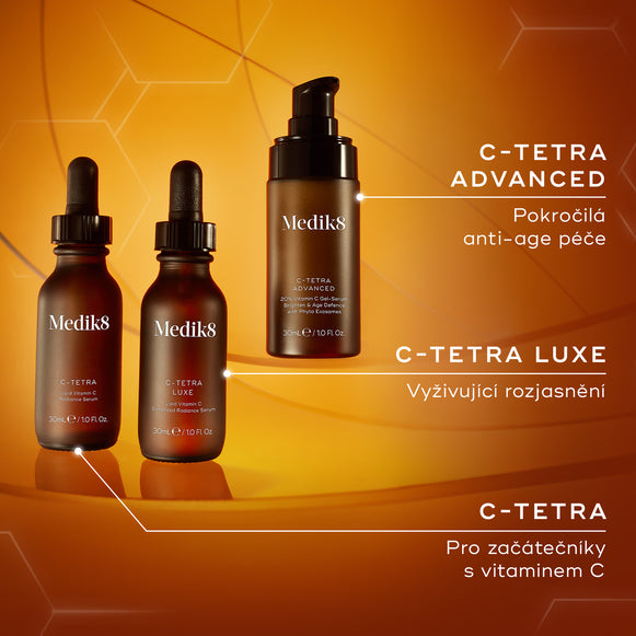Řada sér s vitamínem C od Medik8, zahrnující produkty C-Tetra (úvodní přípravek s vitamínem C), C-Tetra Luxe (vyživující sérum pro rozjasnění pleti) a C-Tetra Advanced (formule proti stárnutí), vystavená na pozadí v teplých tónech.-hover-3