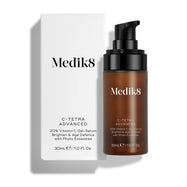 „Pro Spojené království:
30ml jantarová lahvička s pumpičkou s přípravkem Medik8 C-Tetra Advanced stojící vedle bílé kartonové krabičky na čistém bílém pozadí. Na lahvičce a krabičce je nápis „20% Vitamin C Gel-Serum“, „Brighten & Age Defence“ a „with Phyto Exosomes“.“