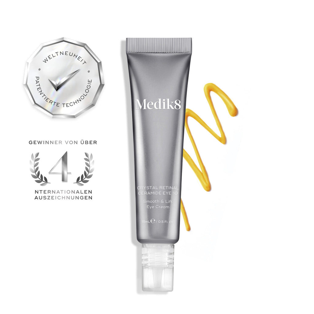 Tuba krému Medik8 Crystal Retinal Ceramide Eye 10 vedle klikatého vzorku žlutého krému na bílém pozadí. Dvě stříbrné plakety zdůrazňují „VÍTĚZ VÍCE NEŽ 4 MEZINÁRODNÍCH OCENĚNÍ“ a „PRVNÍ PATENTOVANÁ TECHNOLOGIE NA SVĚTĚ“.