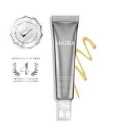 Tuba krému Medik8 Crystal Retinal Ceramide Eye 3 vedle klikatého pruhu žlutého krému na bílém pozadí. Dvě stříbrné štítky zdůrazňují nápisy „VÍTĚZ VÍCE NEŽ 4 MEZINÁRODNÍCH OCENĚNÍ“ a „SVĚTOVÁ PREMIÉRA PATENTOVANÉ TECHNOLOGIE“.