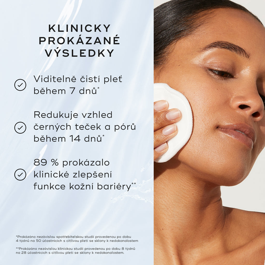 Modelka nanáší toner pomocí vatového tampónu vedle textu s názvem „Prokázané výsledky“, který uvádí mimo jiné „čistší a zdravěji vypadající pleť za 7 dní*“ a „38% snížení viditelných nedokonalostí**“.