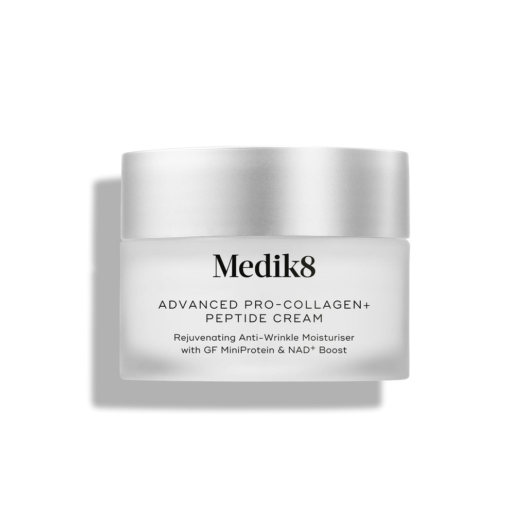 Krém Medik8 Advanced Pro-Collagen+ Peptide v kelímku na bílém pozadí