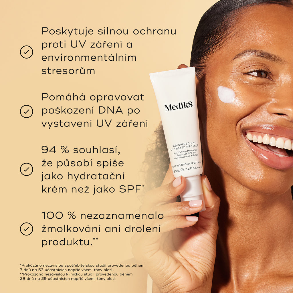 Na obrázku drží tubu krému Medik8 Advanced Day Ultimate Protect usmívající se modelka, která má na tváři stopu bílého krému, a to na pozadí v teplé béžové barvě. Text zdůrazňuje čtyři hlavní výhody: účinnou ochranu před UV zářením a škodlivými vlivy životního prostředí, opravu poškození DNA po vystavení UV záření, 94 % uživatelů se shoduje, že se krém nanáší jako hydratační přípravek, a 100 % uživatelů nezaznamenalo žádné stékání ani tvorbu žmolků.