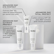 Tři opalovací krémy značky Medik8 vystavené na bílých podstavcích před šedým pozadím. Na etiketách jsou uvedeny produkty Advanced Day Eye Protect (ochrana SPF 30 pro oblast kolem očí), Advanced Day Ultimate Protect (ochrana SPF 50+ s enzymy pro opravu DNA) a Advanced Day Total Protect (lehký krém s SPF 30 a 360° ochranou proti vnějším vlivům).