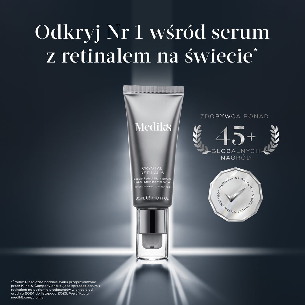 Stříbrná tuba séra Medik8 Crystal Retinal 6 je zachycena v úhlu pod jasným bodovým světlem na tmavě šedém pozadí s jemným geometrickým vzorem šestiúhelníků. Vedle dávkovače tuby je vidět silná, zakřivená vrstva broskvově zbarveného krému. V pravém horním rohu je stříbrný vavřínový věnec s nápisem „VÍTĚZ VÍCE NEŽ 45 MEZINÁRODNÍCH OCENĚNÍ“.