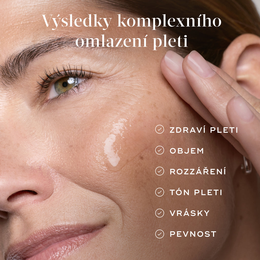 Detailní záběr usmívající se ženy, která si sahá na tvář v místě, kde si nanesla sérum Medik8 exo PDRN. Snímek nese název „Výsledky omlazení v plném spektru“ a zachycuje omlazení pokožky z hlediska zdraví, objemu, jasu, tónu, vrásek a pevnosti.