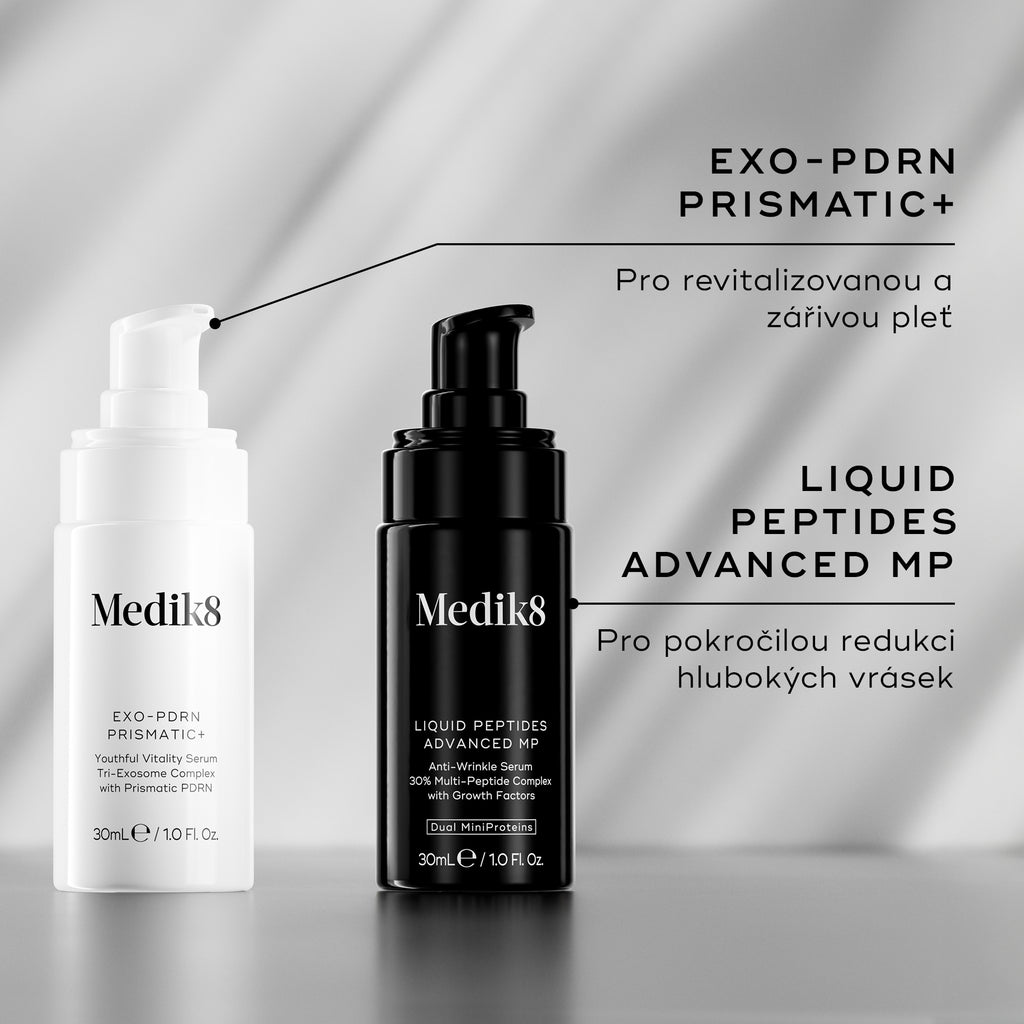 Dvě lahvičky sér Medik8 stojí vedle sebe na jemně šedém pozadí.
Bílá lahvička EXO-PDRN Prismatic+ je popsána jako určená pro celkovou a viditelnou obnovu pleti.
Černá lahvička Liquid Peptides Advanced MP je popsána jako sérum pro viditelné redukce hlubokých vrásek.