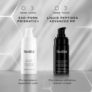 Dvě séra značky Medik8 jsou zobrazena vedle sebe na pozadí s šestiúhelníkovými vzory. Vlevo je bílá lahvička EXO-PDRN Prismatic+ určená k rannímu i večernímu použití, která přispívá k celkovému a viditelnému omlazení pleti. Vpravo je černá lahvička Liquid Peptides Advanced MP určená k rannímu i večernímu použití, která viditelně redukuje hluboké vrásky.