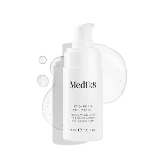 Bílá lahvička s pumpičkou Medik8 EXO-PDRN Prismatic+ Youthful Vitality Serum je umístěna na bílém pozadí a je obklopena průhledným, lesklým rozetřeným vzorkem textury séra.-2