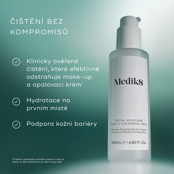 Láhev s denním čisticím gelem Medik8 Total Moisture s textovým panelem, který popisuje hlavní výhody, včetně účinného odstranění make-upu a opalovacího krému, čištění zaměřeného především na hydrataci a podporu kožní bariéry-hover-1