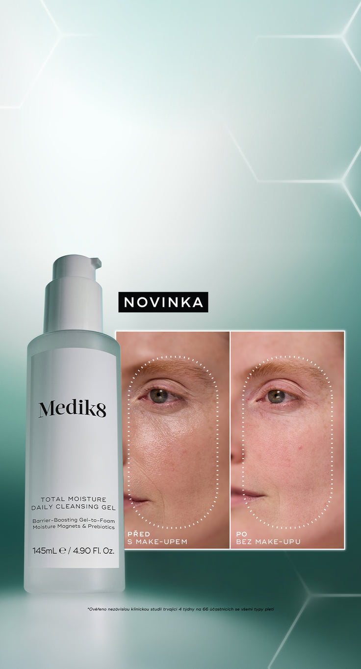 Na tyrkysově zeleném pozadí s jemnými šestiúhelníkovými vzory je vedle sebe zobrazena láhev „Medik8 Total Moisture Daily Cleansing Gel“ a rozdělený detailní záběr tváře a okolí očí osoby s popisky „Před“ a „Po“. Levá strana nese nápis „PŘED S MAKE-UPEM“ a ukazuje texturu a make-up na pleti. Pravá strana nese nápis „PO BEZ MAKE-UPU“ a ukazuje znatelně jasnější, čistší a zářivější pleť. Na malém černém štítku nad lahvičkou je nápis „NOVINKA“ a drobný text ve spodní části odkazuje na čtyřtýdenní klinickou stud