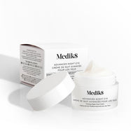 Kelímek krému Medik8 Advanced Night Eye je otevřený a umístěný vedle své produktové krabičky na bílém pozadí.
