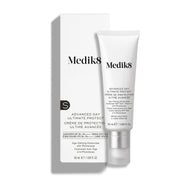 Bílá tuba Advanced Day Ultimate Protect stojí vedle odpovídající bílé kartonové krabičky.