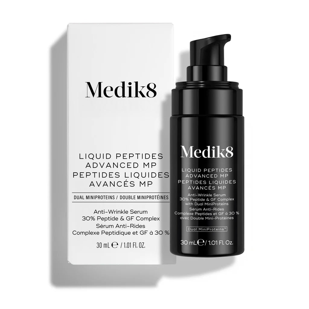 Lahvička séra Medik8 Liquid Peptides Advanced MP s pumpičkou stojí vedle své bílé produktové krabičky na bílém pozadí.