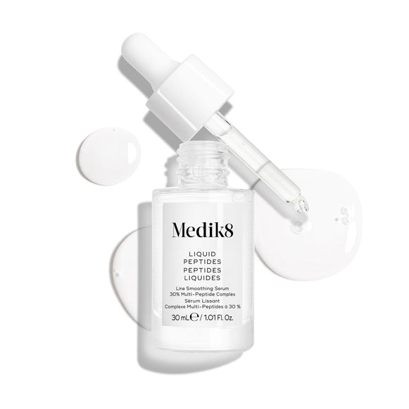 Čirá skleněná lahvička séra Liquid Peptides je zobrazena s vyjmutým kapátkem položeným vedle ní a s kapkami séra, které ukazují jeho texturu.-10