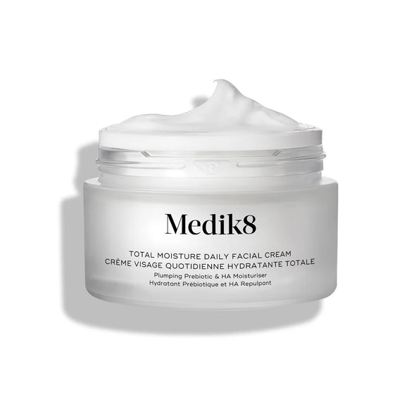 Otevřený matný skleněný kelímek krému Medik8 Total Moisture Daily Facial Cream s výraznou špičkou bílého krému na povrchu na čistém bílém pozadí. -6