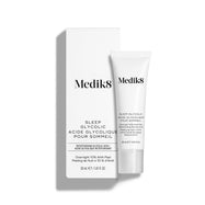 Tuba Medik8 Sleep Glycolic stojí před svou odpovídající bílou produktovou krabičkou na čistém bílém pozadí.