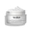 Otevřený kelímek krému Medik8 Advanced Night Restore s bohatou špičkou bílého krému na povrchu na čistém bílém pozadí, která zdůrazňuje jeho jemnou, obnovující texturu.
