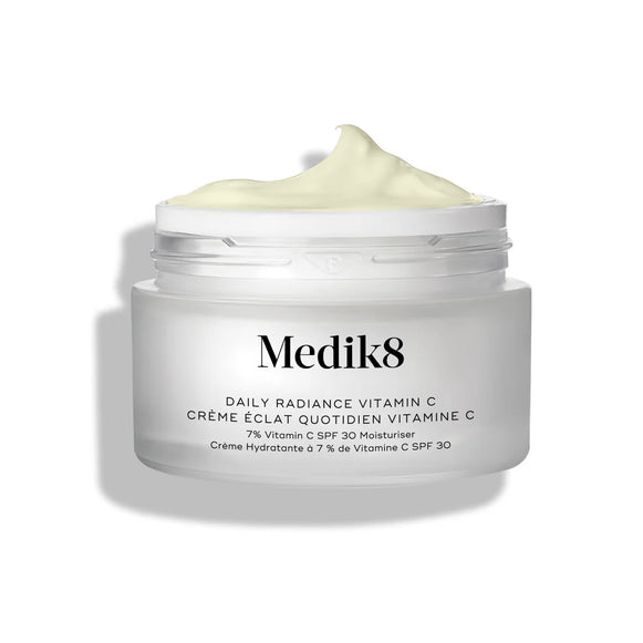 Skleněný kelímek krému Medik8 Daily Radiance Vitamin C je zobrazen otevřený s výraznou špičkou světle žlutého krému na povrchu. -6
