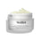 Skleněný kelímek krému Medik8 Daily Radiance Vitamin C je zobrazen otevřený s výraznou špičkou světle žlutého krému na povrchu. 