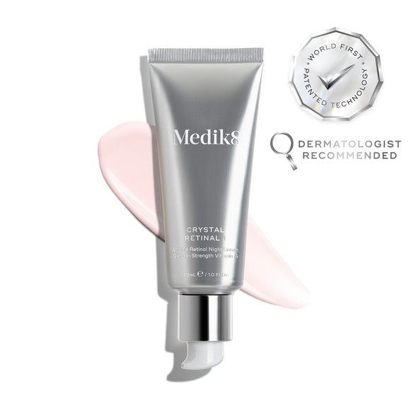 Tuba Medik8 Crystal Retinal 1 spočívá na stopě světle růžového séra na bílém pozadí. Odznaky zdůrazňují „vítěz Get The Gloss Beauty Awards 2025“ a „první patentovaná technologie na světě“, spolu s textem uvádějícím *„č. 1 dermatologické pleťové sérum ve Velké Británii“**.-1