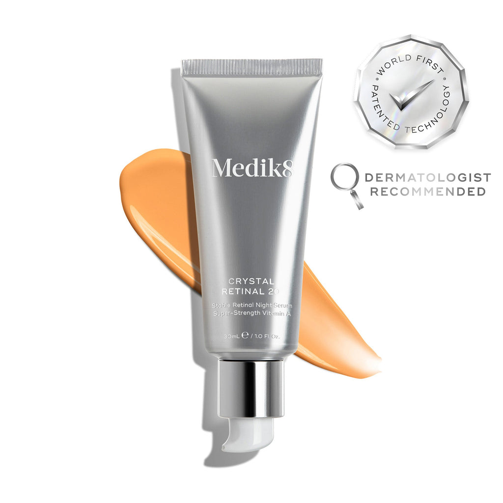 Tuba Medik8 Crystal Retinal 20 spočívá na stopě světle růžového séra na bílém pozadí. Odznaky zdůrazňují „vítěz Get The Gloss Beauty Awards 2025“ a „první patentovaná technologie na světě“, spolu s textem uvádějícím *„č. 1 dermatologické pleťové sérum ve Velké Británii“**.