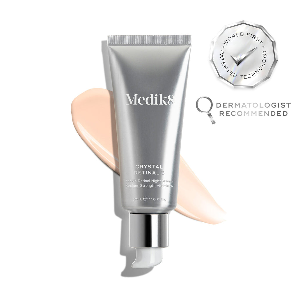 Tuba Medik8 Crystal Retinal 3 spočívá na stopě světle růžového séra na bílém pozadí. Odznaky zdůrazňují „vítěz Get The Gloss Beauty Awards 2025“ a „první patentovaná technologie na světě“, spolu s textem uvádějícím *„č. 1 dermatologické pleťové sérum ve Velké Británii“**.