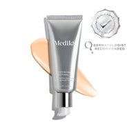 Tuba Medik8 Crystal Retinal 6 spočívá na stopě světle růžového séra na bílém pozadí. Odznaky zdůrazňují „vítěz Get The Gloss Beauty Awards 2025“ a „první patentovaná technologie na světě“, spolu s textem uvádějícím *„č. 1 dermatologické pleťové sérum ve Velké Británii“**.
