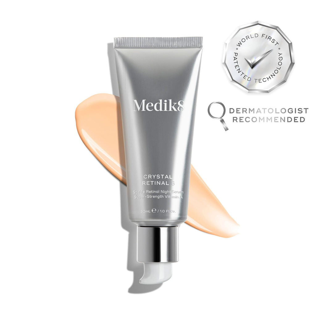 Tuba Medik8 Crystal Retinal 6 spočívá na stopě světle růžového séra na bílém pozadí. Odznaky zdůrazňují „vítěz Get The Gloss Beauty Awards 2025“ a „první patentovaná technologie na světě“, spolu s textem uvádějícím *„č. 1 dermatologické pleťové sérum ve Velké Británii“**.