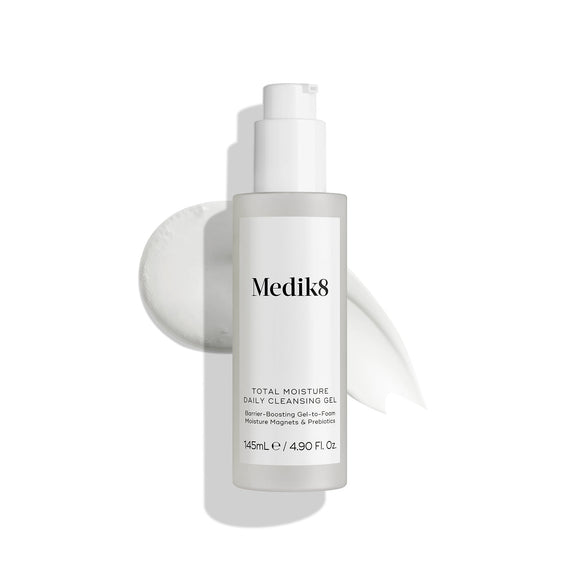 Produktová fotografie denního čisticího gelu Medik8 Total Moisture na čistém bílém pozadí, která zdůrazňuje lahvičku s přípravkem a minimalistické balení-1