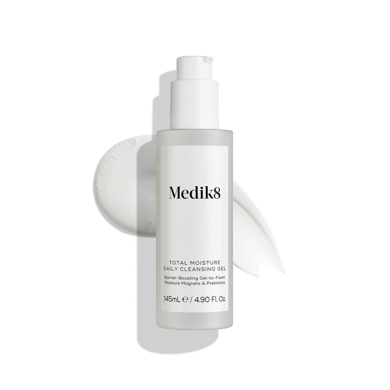 Produktová fotografie denního čisticího gelu Medik8 Total Moisture na čistém bílém pozadí, která zdůrazňuje lahvičku s přípravkem a minimalistické balení